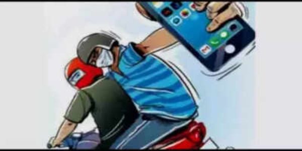 नोएडा में बदमाशों ने महिला समेत दो लाेगाें से लूटा मोबाइल फोन