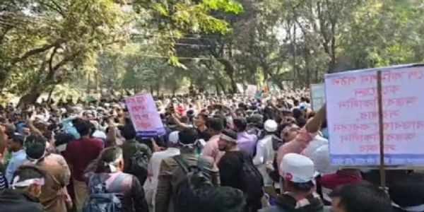 बांग्लादेश में सरकारी कर्मचारियों का प्रदर्शन, पुलिस का लाठीचार्ज, आंसू गैस छोड़ी