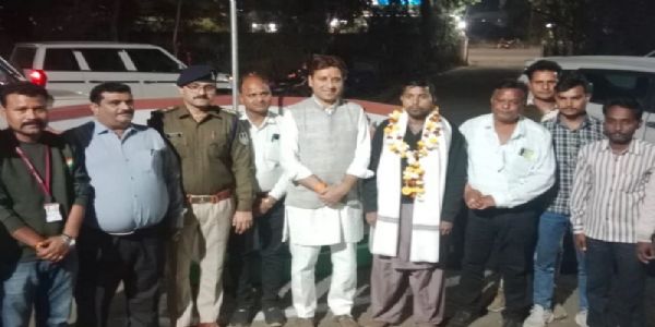 बालाघाटः पाकिस्तान से रिहा हुए प्रसन्नजीत रंगारी अपने गृह नगर पहुंचे, ढोल नगाड़ों से हुआ स्वागत