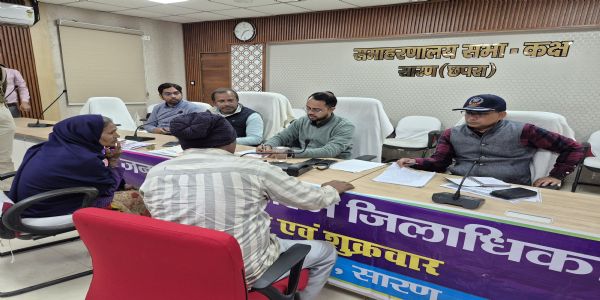 जनता दरबार में जिलाधिकारी ने सुनीं 85 फरियादियों की समस्याएं