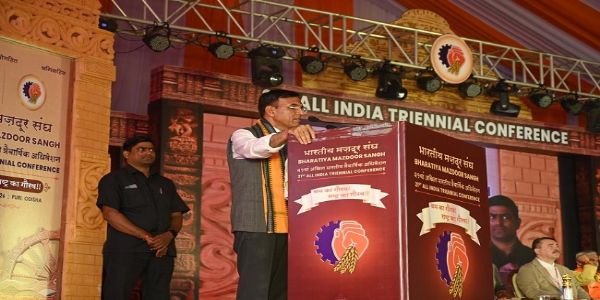 भारतीय मजदूर संघ के कार्यक्रम को संबोधित करते डॉ. मनसुख मांडविया