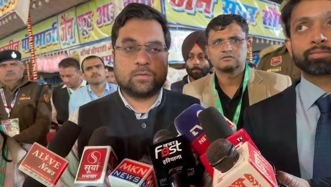 फरीदाबाद के उपायुक्त घटना की जानकारी देते हुए