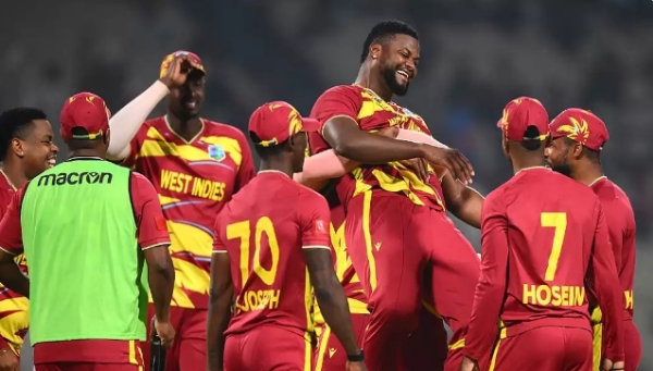हैट्रिक लेने के बाद खुशी मनाते शेफर्ड और वेस्टइंडीज के अन्य खिलाड़ी