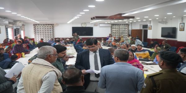 जनता दरबार में 85 फरियादियों ने डीएम के समक्ष लगाई फरियाद