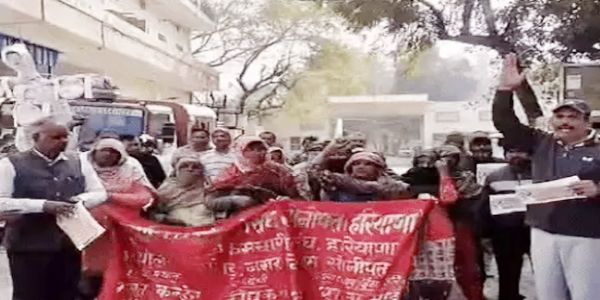 सोनीपत में फायर कर्मियों ने विरोध प्रदर्शन कर मंत्री का पुतला फूंका