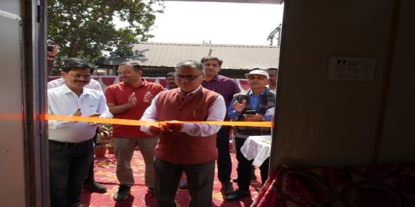 डीआरएम ने खड़गपुर स्टेशन पर आधुनिक क्विक वाटरिंग सिस्टम किया शुरू