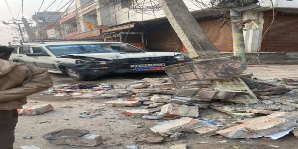 अनियंत्रित स्कॉर्पियो ने बिजली के पोल में मारी जोरदार टक्कर