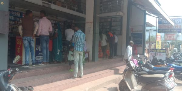 धमतरी : जिला अस्पताल में मुफ्त इलाज के दावे पर सवाल, गरीब मरीज निजी मेडिकल स्टोरों की ओर मजबूर