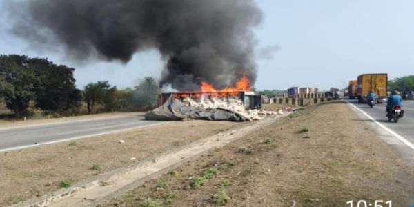 राजगढ़ः दूध पावडर से भरा ट्रक अनियंत्रित होकर पलटा, लगी आग