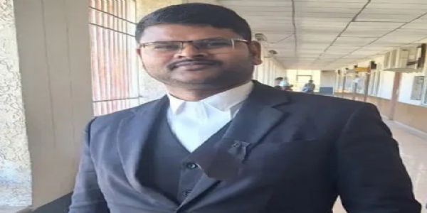 महिला अधिवक्ता से कथित अभद्रता पर रांची सिविल कोर्ट में वकीलों ने काला बिल्ला लगाकर किया काम