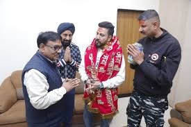 महाकालेश्वर मंदिर प्रबंध समिति की ओर से  मीका सिंह का आत्मीय स्वागत एवं सत्कार किया