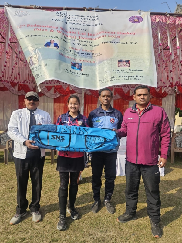 इंदिरा गाँधी इंस्टीट्यूट ऑफ़ फिजिकल एजुकेशन एंड स्पोर्ट्स साइंस की हेमा नेगी प्लेयर ऑफ द मैच का अवार्ड प्राप्त करते हुए।