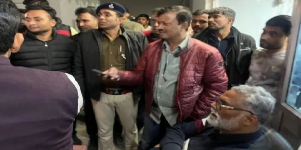 पूर्णिया से सांसद पप्पू यादव गिरफ्तारी से पूर्व अपने समर्थकों के साथ