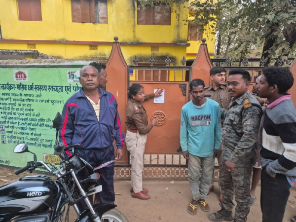 दुष्कर्म के फरार आरोपी के घर पुलिस ने चिपकाया इश्तहार