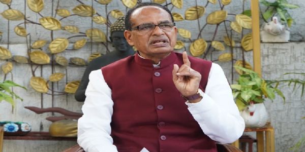 भोपाल स्थित अपने निवास पर भारत-अमेरिका ट्रेड डील पर पत्रकार-वार्ता को संबोधित करते हुए शिवराज सिंह चौहान