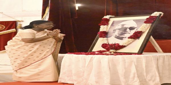 राष्ट्रपति द्रौपदी मुर्मु ने डॉ. जाकिर हुसैन को जयंती पर दी श्रद्धांजलि