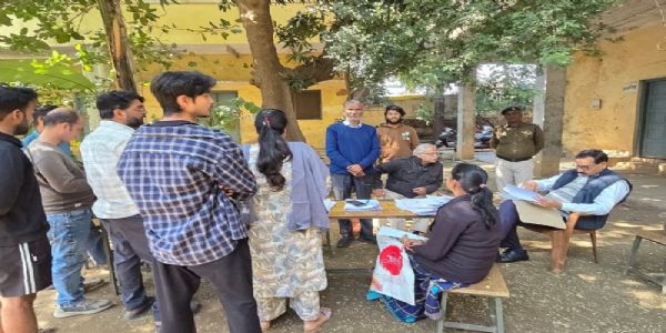 ग्वालियरः बीएलओ ने घर-घर पहुंचकर की नोटिसों की तामील