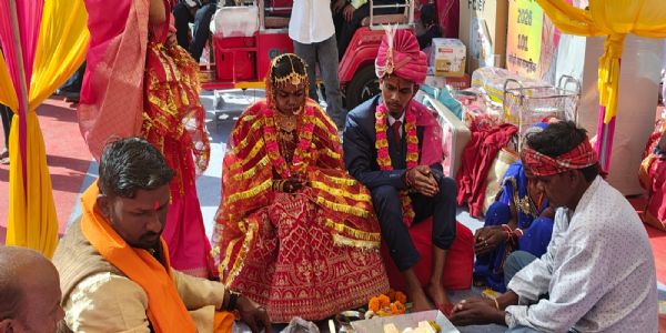 रामगढ़ में 101 जोड़े का सात फेरों से बंधा जन्मों का बंधन, राज्यपाल सहित कई नेताओं ने दिया आशीर्वाद