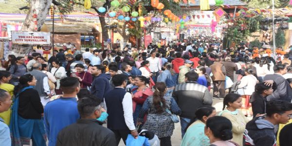 फरीदाबाद प्रशासन का दावा,हादसे के बाद भी सूरजकुंड में उमड़ी भीड़