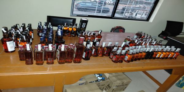 उत्पाद विभाग की छापेमारी में नकली विदेशी व महुआ शराब की खेप जब्त, तीन तस्कर गिरफ्तार