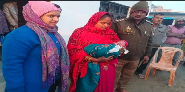 ठंड में लावारिस मिला नवजात शिशु ,पुलिस ने अस्पताल पहुंचाया