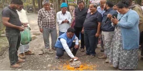 तीन गांवों में सड़कों का शिलान्यास