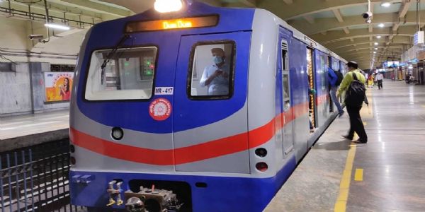 कोलकाता : मेट्रो सेवा फिर बाधित, रवींद्र सरोवर स्टेशन पर यात्री ने की आत्महत्या की कोशिश