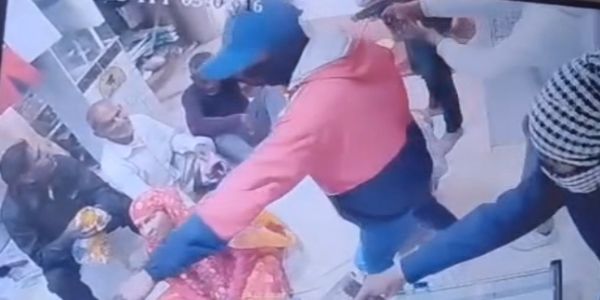 सारण में दिनदहाड़े लाखों रुपये के सोने के आभूषण और नकदी की लूट