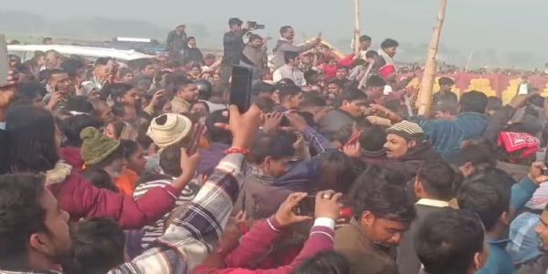 कथावाचक अनिरुद्धाचार्य के कार्यक्रम में अव्यवस्था,पुलिस लाठीचार्ज से फैली दहशत