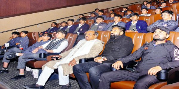 पार्वती प्रेमा जगाती सरस्वती विहार के विद्यार्थियों ने देखी प्रेरणादायी फिल्म ‘गोदान’