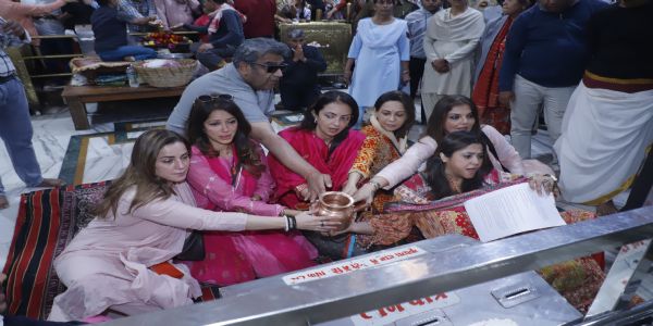 उज्जैनः एकता कपूर और अभिनेत्रियों ने किए महाकाल दर्शन