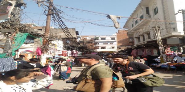 दालमंडी पहुंचे विदेशी पर्यटकाें ने देखा ध्वस्तीकरण और पटरी दुकानें