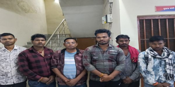 जांजगीर-चांपा : मुरलीडीह में जुआ खेलते छह जुआरी गिरफ्तार, 7,110 रुपये नकद व ताश पत्ते जब्त