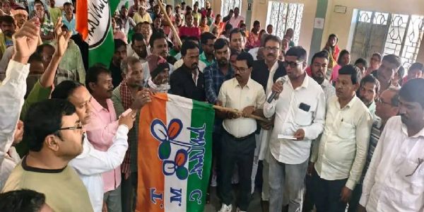 भाजपा को बड़ा झटका, झाड़ग्राम में 50 परिवार तृणमूल में शामिल