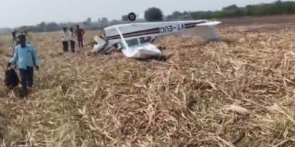 कर्नाटक के विजयपुर में निजी जेट विमान दुर्घटनाग्रस्त, खेत में आपात लैंडिंग के दौरान हादसा, दो लोग घायल