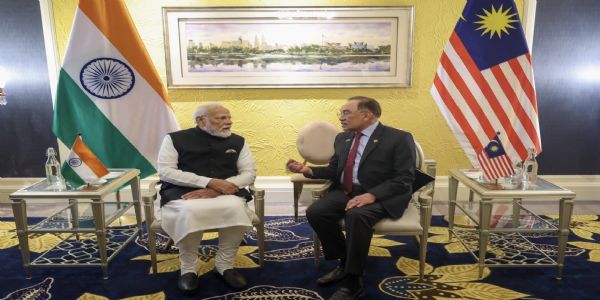 मलेशियाई प्रधानमंत्री के साथ प्रधानमंत्री मोदी