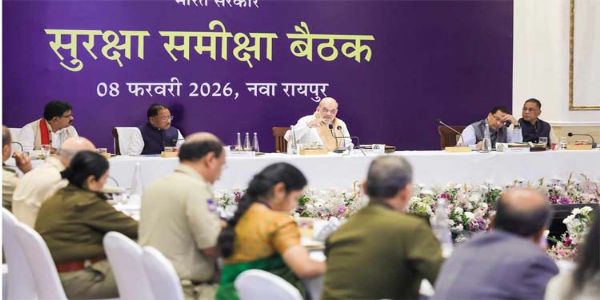 केंद्रीय गृह मंत्री अमित शाह बैठक लेते हुए