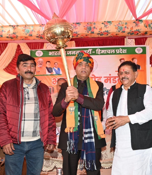 नगरोटा बगवां में नेता प्रतिपक्ष जय राम ठाकुर कार्यक्रम के दौरान।