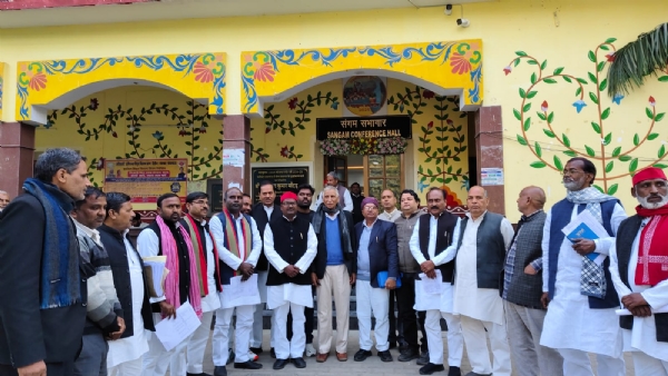 एस आई आर को लेकर विरोध जताते सपाइयों का छाया चित्र