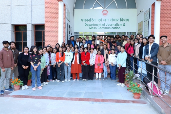 कार्यक्रम के दौरान लिया गया छायाचित्र