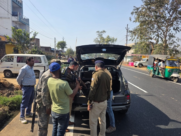 जांच करती पुलिस जांच करती पुलिस