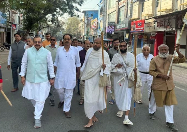 Acharya Vijayratnakirti Surishwar Maharaj arrived