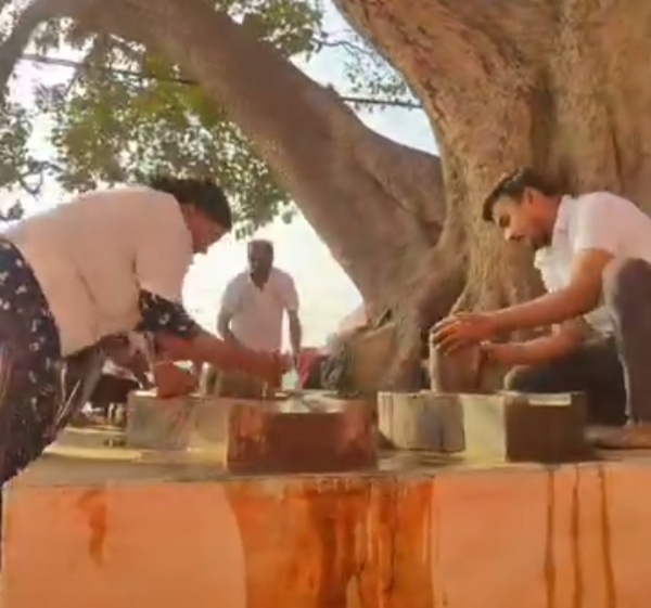 स्वच्छता करते स्थानीय लोग