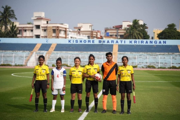 मेदिनीपुर में फुटबाल खेलने के लिए तैयार खिलाड़ी