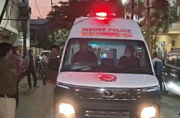 मृतक बैंककर्मी को एम्बुलेंस से अस्पताल ले जाते हुए