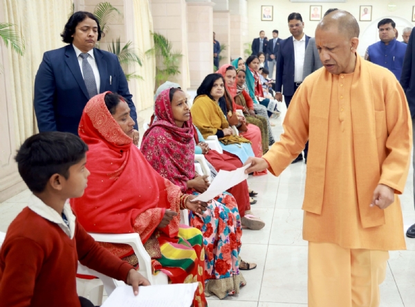 जनसुनवाई करते सीएम योगी