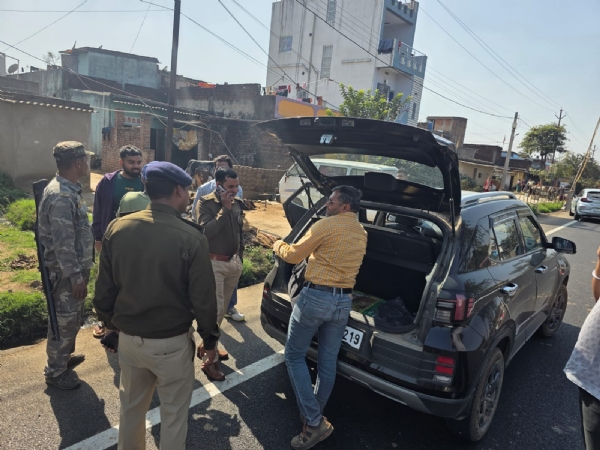 जांच करती पुलिस जांच करती पुलिस