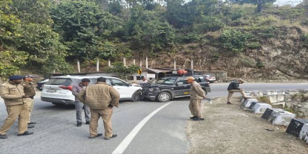 लोहाघाट हाईवे पर आमने-सामने टक्कर, दो की हालत गंभीर