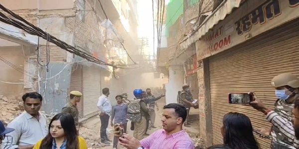 (अपडेट) दालमंडी चौड़ीकरण अभियान के बीच भवन स्वामी ने लगाई आग, पुलिस ने काबू की स्थिति