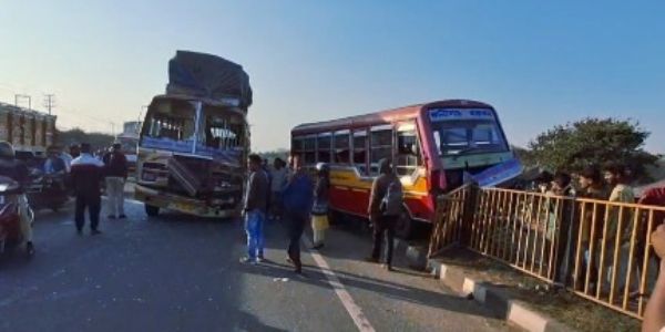 एक्सप्रेस बस ने मिनी बस को मारी टक्कर, दोनों बस के कई यात्री घायल